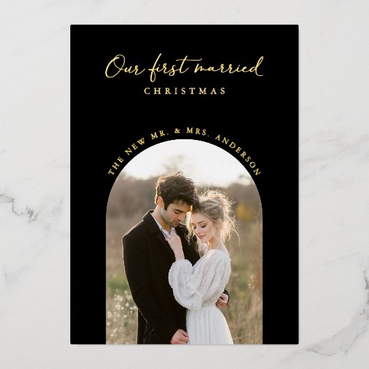 私たちの最初の結婚したクリスマスアーチ写真金ゴールド 箔シーズンカード (正面)