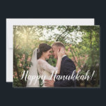 私たちの最初のHanukkah写真 シーズンカード<br><div class="desc">前面に白いプリントで「ハッピーハヌカー！」と書かれているこの素晴らしいカードと、「私たちの最初のハヌカーは、上から送られてくる愛、幸せと喜びでいっぱいだ！健康と平和、愛と永遠に終わらない恵みを願う！光と愛！」バックは、カップルの最初の祝ハヌカーのカップルに最適結婚しただ。それは愛する気持ちはそれを受け取る全てのハートをtouchする。そして、皆は、あなたの大きな一日からの写真を見て興奮する！カードがどのように表示されるかを確認するには、[このテンプレートを個人用に設定すお気に入りのる]を選択結婚し、写真をアップロードして名前を入力する。数秒で美しいカードが見える！#1stHanukkah#hanukkahcards</div>