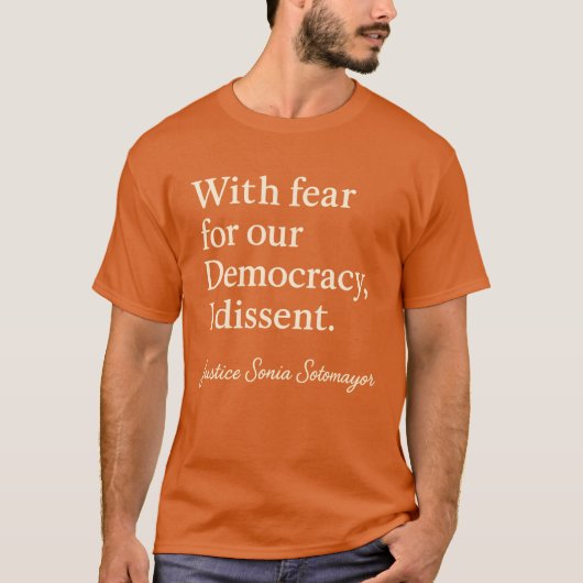 私たちの民主主義に恐れを抱きながら異議を唱える Tシャツ (正面)