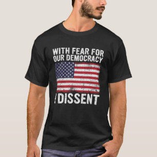 私たちの民主主義に恐れを抱きながら異議を唱える Tシャツ