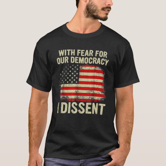 私たちの民主主義に恐れを抱き私は異議を唱える Tシャツ (正面)