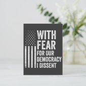 私たちの民主主義に恐怖を感じて-反対する アメリカ人 ポストカード (スタンド正面)