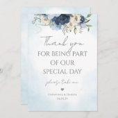 私たちの特別な1日に参加していただきありがとうございます - 青い花のウェディングサイン 招待状 (正面/裏面)
