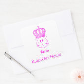 私たちの犬は私たちの家の正方形のステッカーを支配 スクエアシール (封筒)