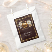 私たちの目を引くエレガントなゴールドのアップルベイビーシャワー フェイバーバッグ (クリップ留めされた状態)