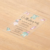 私たちの眠る美しいベビー布ベビーガールシャワー アクリル招待状 (レイダウン)