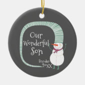 私たちの素晴パーソナライズされたらしい息子の少年の名前雪だるま セラミックオーナメント (正面)