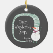 私たちの素晴パーソナライズされたらしい息子の少年の名前雪だるま セラミックオーナメント (裏面)