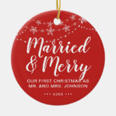 私たちの結婚した初めてのクリスマスとメリーフォトレッド セラミックオーナメント (正面)