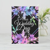 私たちの結婚式の日 花 紫 白 タイポグラフィー 招待状 (スタンド正面)