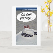 「私たちの誕生日」で、あなたが私と同じくらい多くのおもしろいを持っていることを願う カード (黄色い花)