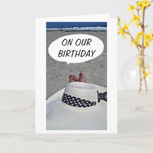 「私たちの誕生日」で、あなたが私と同じくらい多くのおもしろいを持っていることを願う カード (黄色い花)