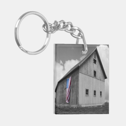 私たちの農家の旗 – 米国国旗と納屋 キーホルダー (正面左)