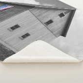 私たちの農家の旗 – 米国国旗と納屋 シェルパブランケット (3/4)