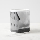 私たちの農家の旗 – 米国国旗と納屋 ジャンボコーヒーマグカップ (正面)
