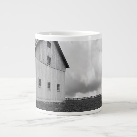 私たちの農家の旗 – 米国国旗と納屋 ジャンボコーヒーマグカップ (正面)