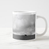 私たちの農家の旗 – 米国国旗と納屋 ジャンボコーヒーマグカップ (右)