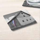 私たちの農家の旗 – 米国国旗と納屋 スクエアペーパーコースター (アングル)