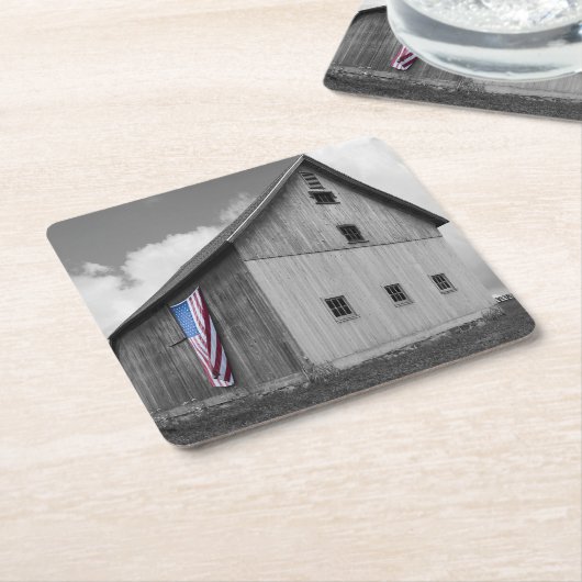 私たちの農家の旗 – 米国国旗と納屋 スクエアペーパーコースター (アングル)