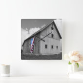 私たちの農家の旗 – 米国国旗と納屋 スクエア壁時計 (ホーム)