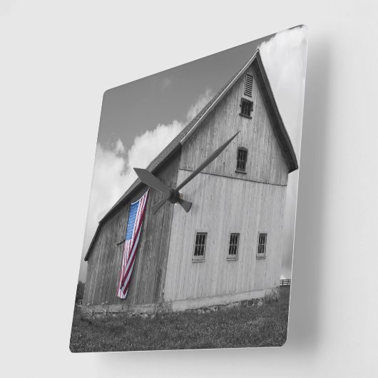 私たちの農家の旗 – 米国国旗と納屋 スクエア壁時計 (傾斜)