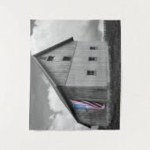 私たちの農家の旗 – 米国国旗と納屋 タペストリー (正面)