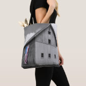 私たちの農家の旗 – 米国国旗と納屋 トートバッグ (クローズアップ)