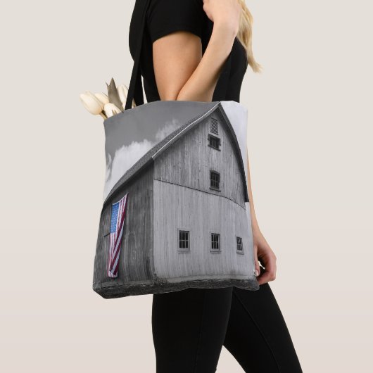 私たちの農家の旗 – 米国国旗と納屋 トートバッグ (クローズアップ)