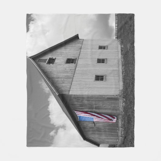私たちの農家の旗 – 米国国旗と納屋 フリースブランケット (正面)