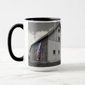 私たちの農家の旗 – 米国国旗と納屋 マグカップ (左)