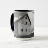 私たちの農家の旗 – 米国国旗と納屋 マグカップ (正面左)