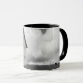 私たちの農家の旗 – 米国国旗と納屋 マグカップ (正面右)