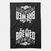 私たちの醸造された新鮮で美味しいコーヒーを試す キッチンタオル (縦)