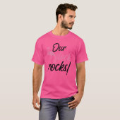 私たちの集団はピンクのフラミンゴが大好き Our Flock Rocks 女子 Tシャツ (正面フル)