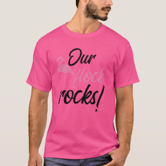 私たちの集団はピンクのフラミンゴが大好き Our Flock Rocks 女子 Tシャツ