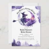 私たちの魔女は紫のヒッチングを受けているブライダルシャワー 招待状 (正面)