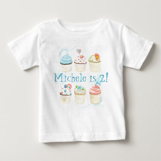 私たちの'Lilカップケーキパーソナライズされた、ベビーTシャツ ベビーTシャツ (正面)