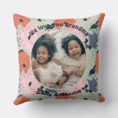 私たちはあなたのおばあちゃんカスタムのフローラ写真と名前が大好き クッション (裏面)