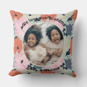 私たちはあなたのおばあちゃんカスタムのフローラ写真と名前が大好き クッション (正面)