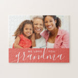 私たちはあなたのおばあちゃんカスタムの写真ギフト大好き |コーラル ジグソーパズル<br><div class="desc">カスタム写真とパーソナライズされた文字の印刷パズル。母の日に母や祖母と特別な写真を追加する。文字読「We Love You Gramona」またはカスタマイズあなた自身のメッセージ。デザインツールを使用して、写真の追加、背景色の変更、文字のフォントと色の編集を行ユニークい、お母さんやおばあちゃんのための優れた母の日の写真パズルの1つを作成する。</div>