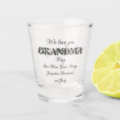 私たちはあなたのおばあちゃんモダンのカスタム家族の名前かわいい ショットグラス (正面)