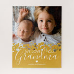 私たちはあなたのおばあちゃん写真が大好き ジグソーパズル<br><div class="desc">祖母の写真パーソナライズされたパズルは家族の写真大切と、マスタード黄色のハート縁どデザイン、ことわざ"私たちはおばあちゃんを愛している"と祖母の名前を特集。</div>