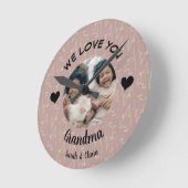 私たちはあなたの祖母の写真カスタムと文字の記念品を愛している ラウンド壁時計 (傾斜)