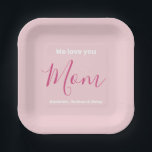 私たちはあなたを愛するママのピンクのミニマリスト ペーパープレート<br><div class="desc">私たちはあなたを愛するママのピンクミニマルデザイン。甘フェミニンい、シンプルタイポグラフィモダンとエレガント。文字は「愛してる」「ママ」「あなたの名前」。すべての文字は簡単に自分の素敵なメッセージに変更することができる。この紙かわいらしプレートを今日ご自分の愛とあなたの妻、お母さん、おばあちゃん、あなたの人生の母親に注文！</div>