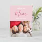 私たちはあなたを愛するママピンクのミニマリスト写真 カード (スタンド正面)