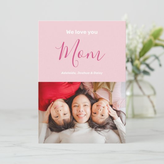 私たちはあなたを愛するママピンクのミニマリスト写真 カード (スタンド正面)