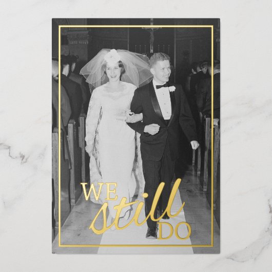 私たちはいまだに愛している - 結婚記念日の写真と金 箔招待状 (正面)