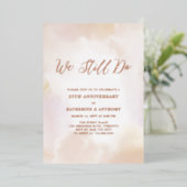 私たちはいまだに愛し合っている | ローズゴールド アニバーサリー、誓いの更新 箔招待状 (立ち正面)