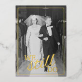 私たちはいまだに愛し合っている - 結婚記念日の写真とゴールド 箔招待状 (正面)