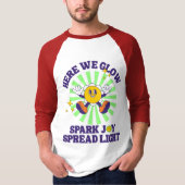 私たちはここで輝き、喜びを分かち、光を広げる Tシャツ (正面)